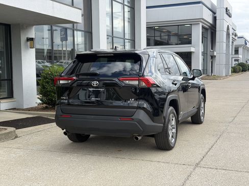 Used 2025 Toyota RAV4 LE AWD/4WD image 10