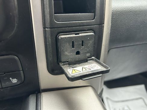 Used 2016 RAM 1500 Classic SLT w/ Luxury Group image 26