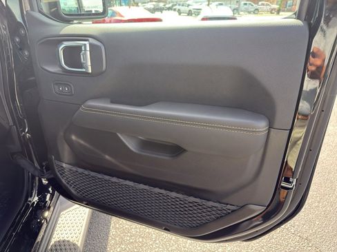 New 2025 Jeep Gladiator Sport image 25