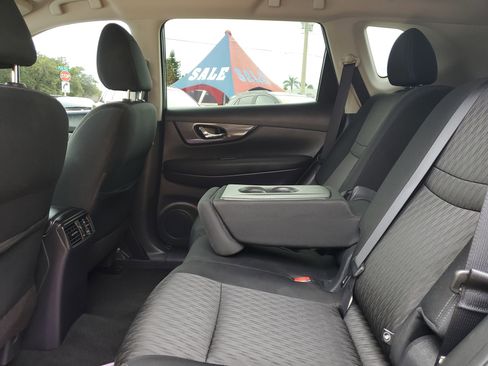 Used 2017 Nissan Rogue SV FWD image 8