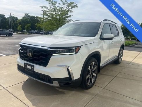 Certified 2024 Honda Pilot Touring image 3