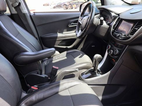 Certified 2020 Chevrolet Trax LT w/ Sun & Sound Package FWD image 9
