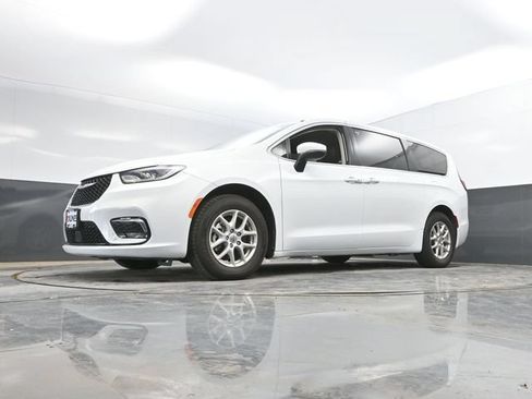 Used 2023 Chrysler Pacifica Touring-L FWD image 52