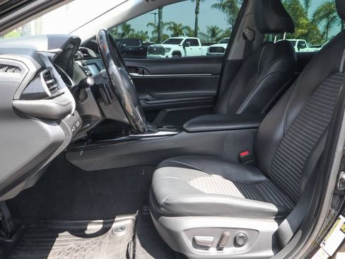Used 2019 Toyota Camry SE FWD image 17