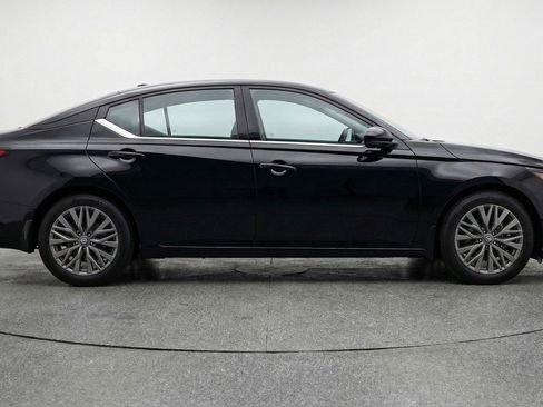 Used 2025 Nissan Altima 2.5 SV image 11
