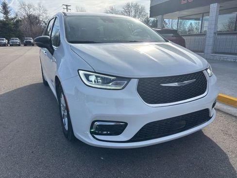 Used 2024 Chrysler Pacifica Touring-L image 4