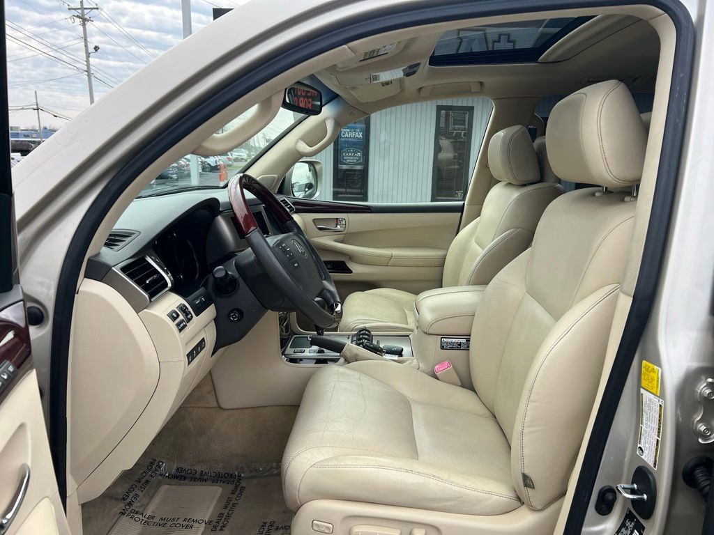 Used 2013 Lexus LX 570 4WD w/ Luxury Pkg image 9