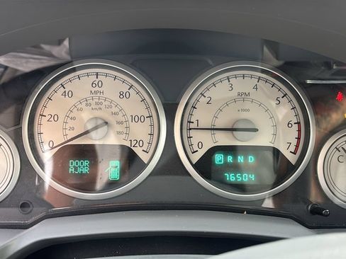 Used 2009 Chrysler Town & Country Touring FWD image 18