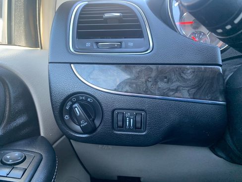 Used 2014 Chrysler Town & Country Touring image 25