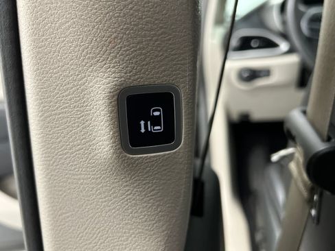 Used 2023 Chrysler Pacifica Touring-L FWD image 20