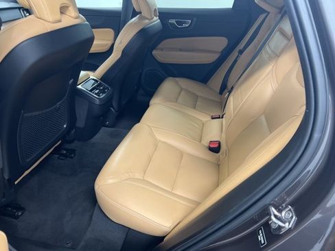 Used 2022 Volvo XC60 B5 Inscription w/ Climate Package image 12