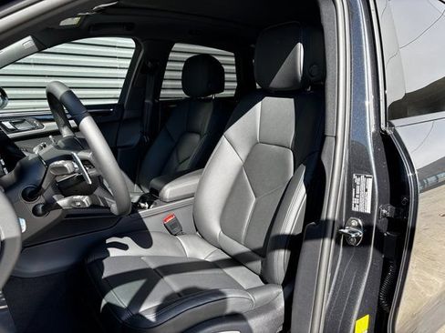 Certified 2026 Porsche Macan AWD/4WD image 5