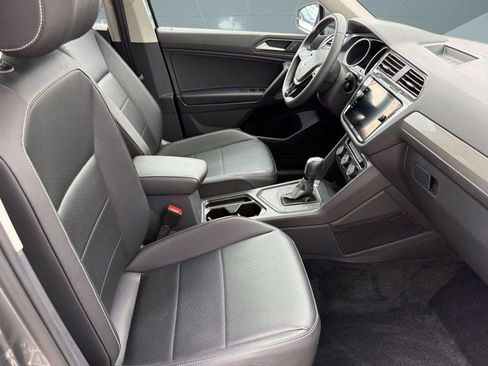 Used 2021 Volkswagen Tiguan SE w/ Panoramic Sunroof Package FWD image 30