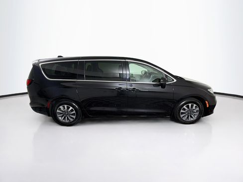 Used 2023 Chrysler Pacifica Touring-L FWD image 10