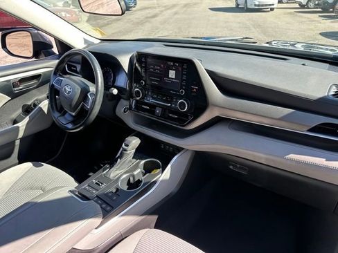 Used 2022 Toyota Highlander LE image 12