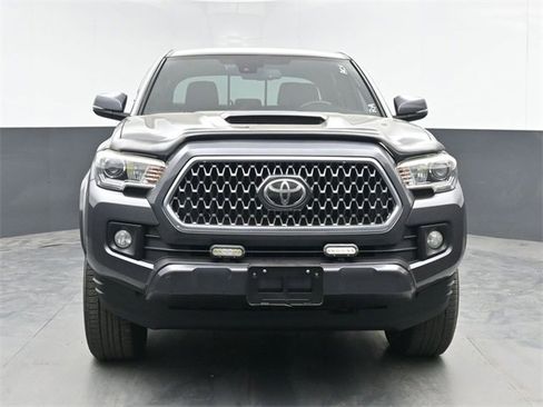 Used 2019 Toyota Tacoma TRD Sport image 3