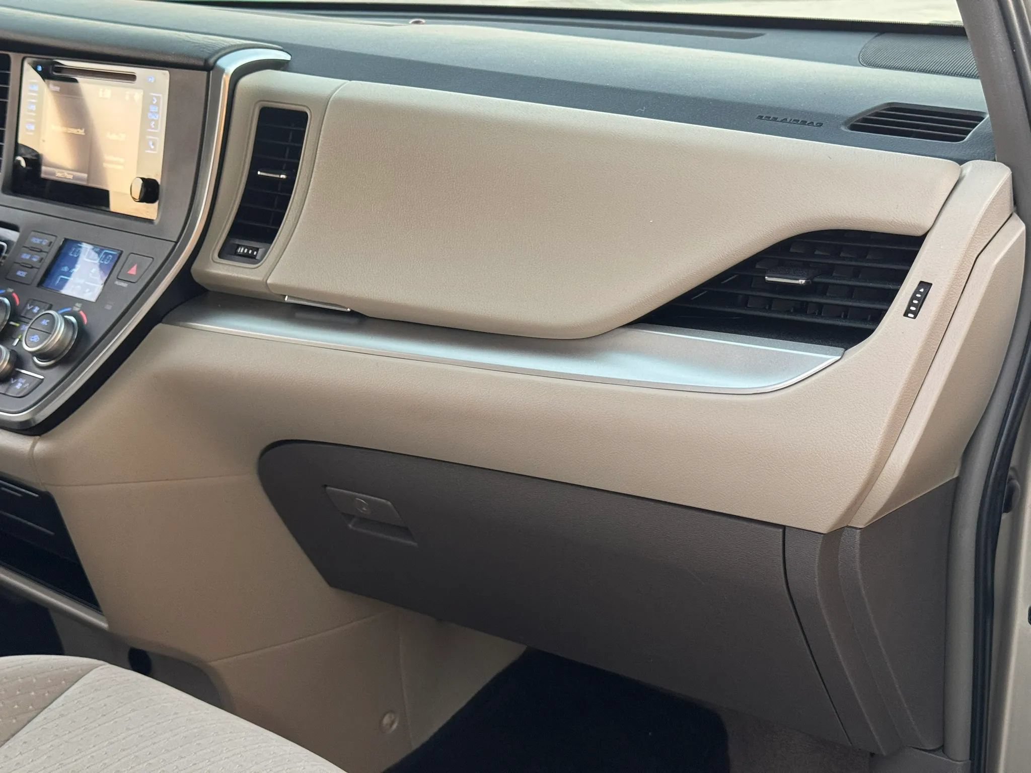 Used 2015 Toyota Sienna LE FWD image 23