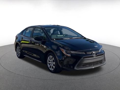 Used 2025 Toyota Corolla LE image 2