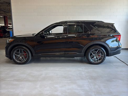 Used 2025 Ford Explorer ST AWD/4WD image 2