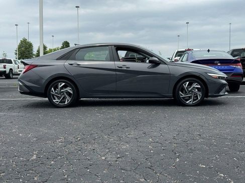 Used 2025 Hyundai Elantra SEL image 2