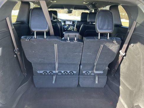 Used 2025 Chrysler Pacifica Select image 17