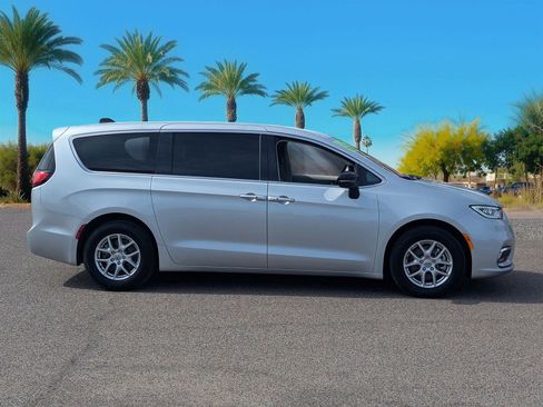 Used 2024 Chrysler Pacifica Touring-L image 6