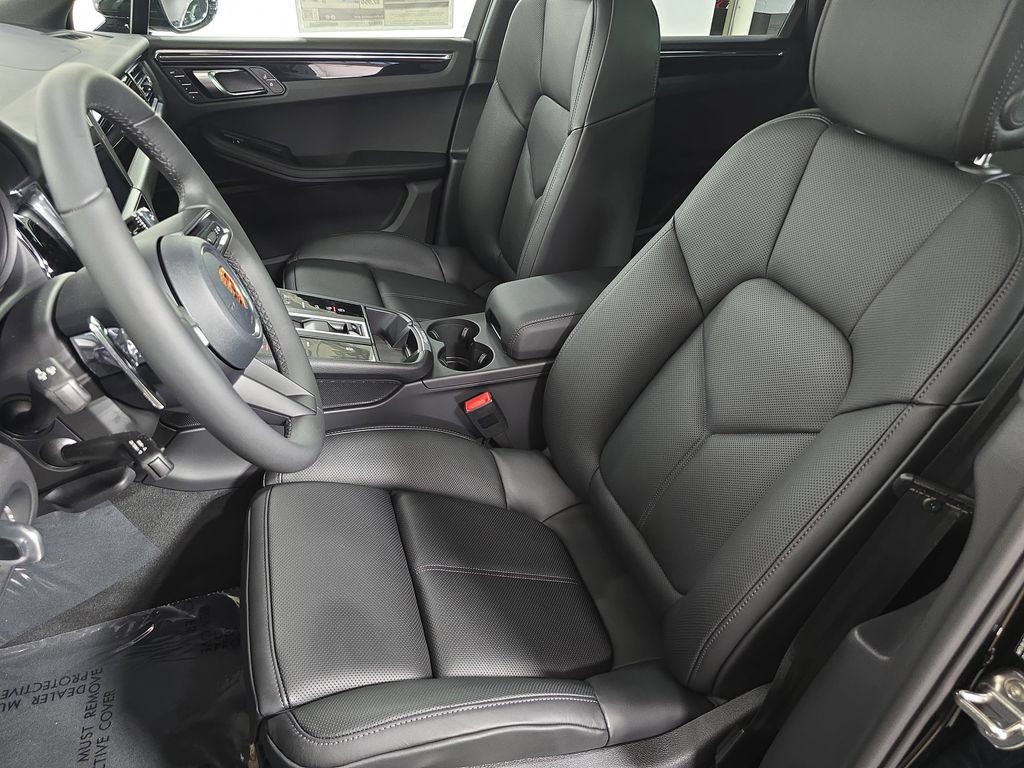 Certified 2026 Porsche Macan AWD/4WD image 5