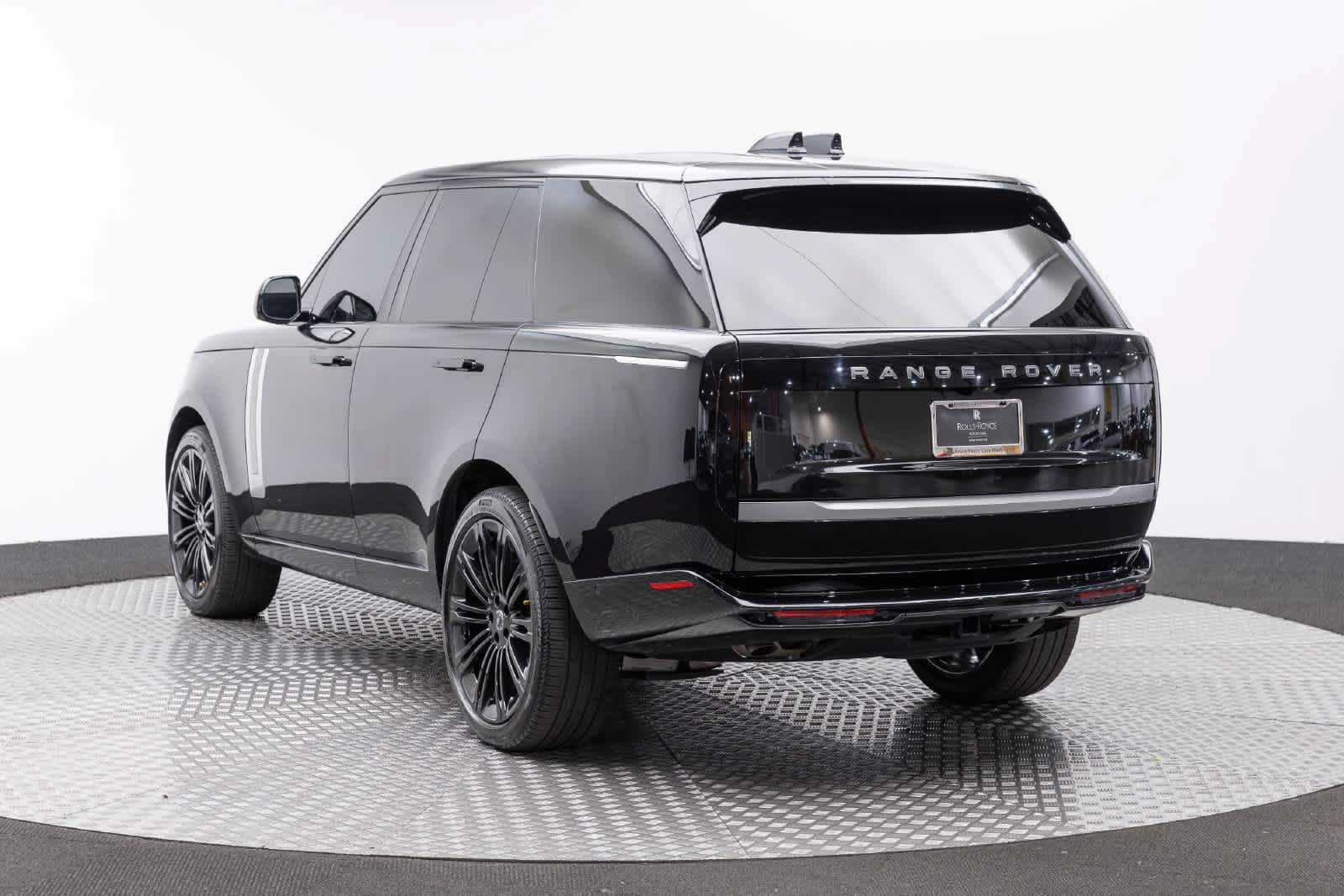 Used 2025 Land Rover Range Rover SV AWD/4WD image 4