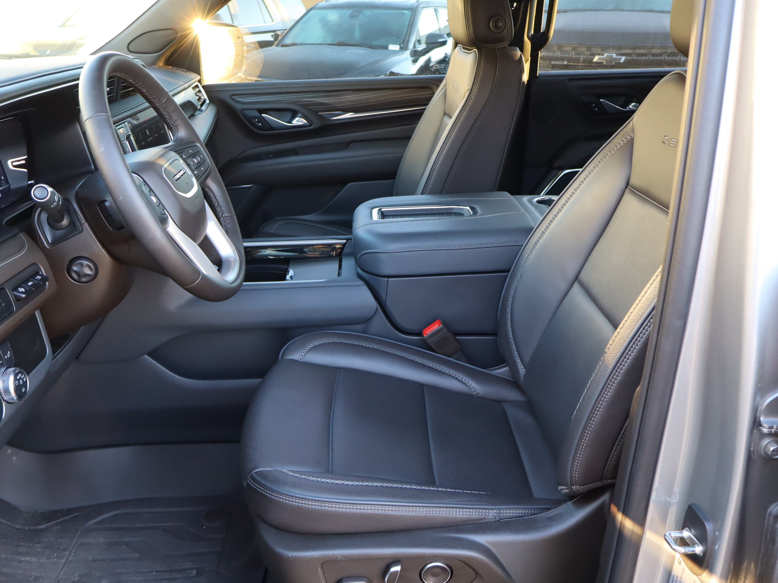 Used 2024 GMC Yukon Denali RWD image 16