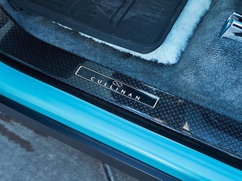 Used 2022 Rolls-Royce Cullinan Black Badge w/ Dark Exterior Package image 32