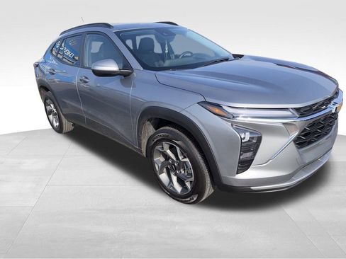 Certified 2024 Chevrolet Trax LT w/ Driver Confidence Package image 2