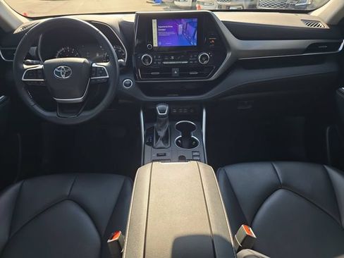 Used 2024 Toyota Highlander XLE AWD/4WD image 12