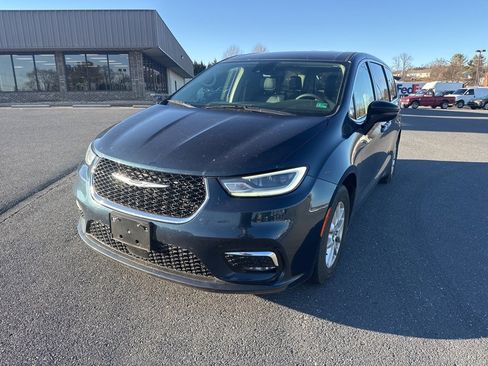 Used 2024 Chrysler Pacifica Touring-L image 1