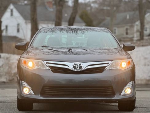 Used 2014 Toyota Camry XLE w/ Leather Package image 2