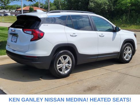 Used 2024 GMC Terrain SLE w/ Driver Convenience Package FWD image 3