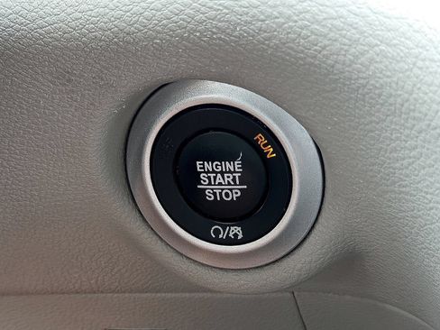 Used 2023 Chrysler Pacifica Touring-L FWD image 28