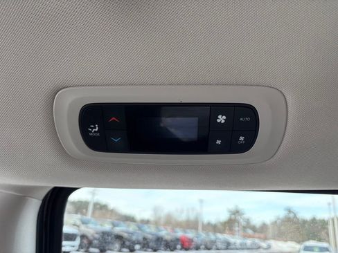 Certified 2024 Chrysler Pacifica Limited FWD image 21
