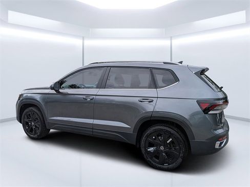New 2026 Volkswagen Taos SE image 4