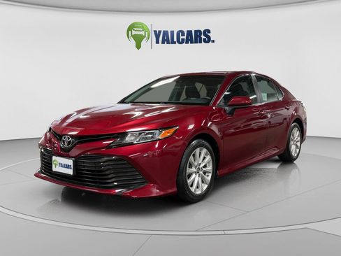 Used 2018 Toyota Camry LE FWD image 1