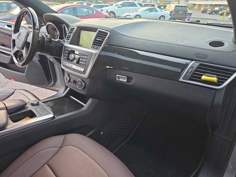 Used 2015 Mercedes-Benz GL 550 4MATIC image 26