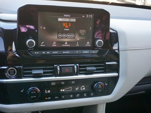 Used 2022 Nissan Pathfinder SV image 4