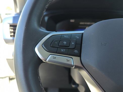 Certified 2023 Volkswagen Taos SE w/ Panoramic Sunroof Package image 25