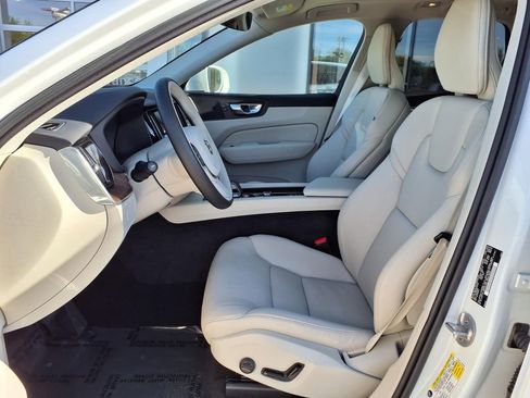 Certified 2022 Volvo XC60 B5 Momentum AWD/4WD image 7