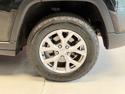 Used 2022 Jeep Grand Cherokee Limited w/ Luxury Tech Group II AWD/4WD image 3
