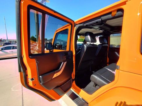Used 2012 Jeep Wrangler Unlimited Sahara w/ Connectivity Group AWD/4WD image 32