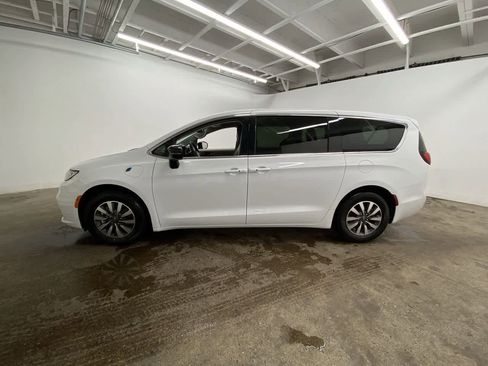 Used 2024 Chrysler Pacifica Select image 3