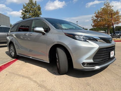 Used 2025 Toyota Sienna XLE FWD image 4