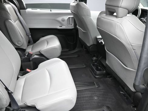 Used 2025 Toyota Sienna XLE w/ XLE Plus Package AWD/4WD image 34