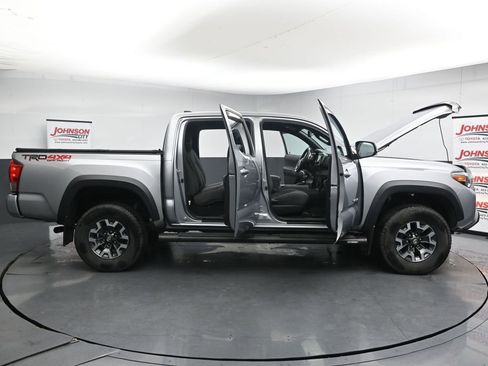 Used 2017 Toyota Tacoma TRD Off-Road w/ Premium & Technology Package AWD/4WD image 41