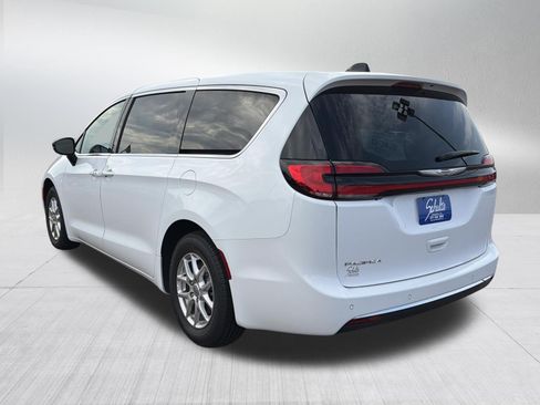 Used 2024 Chrysler Pacifica Touring-L FWD image 5